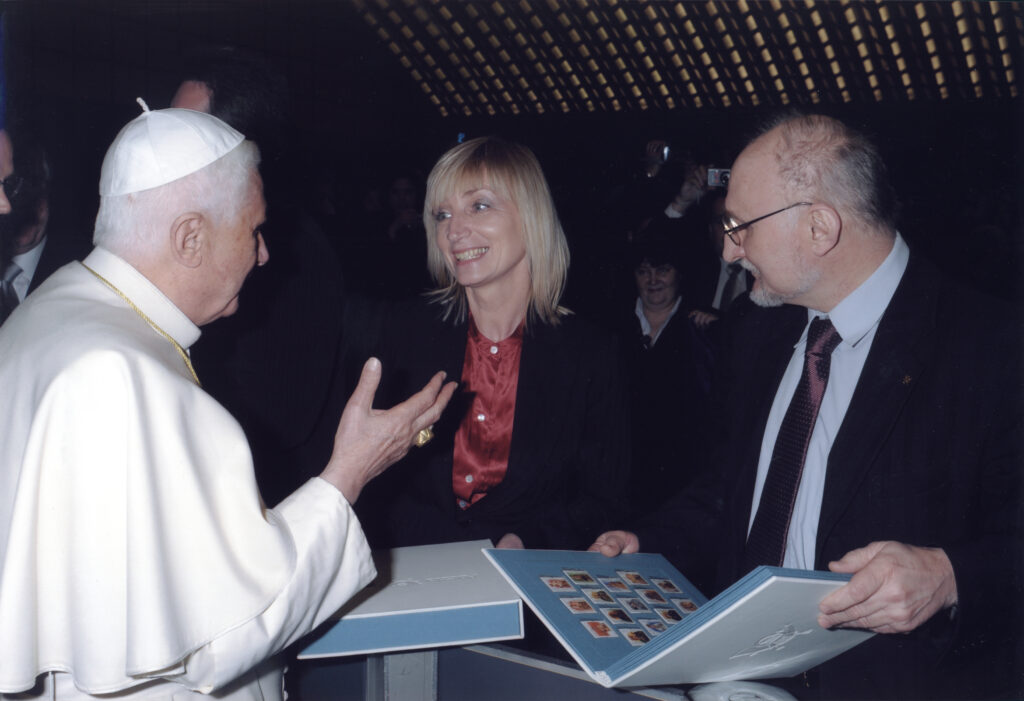 AG-04-benedict-XVI-receiving-book
